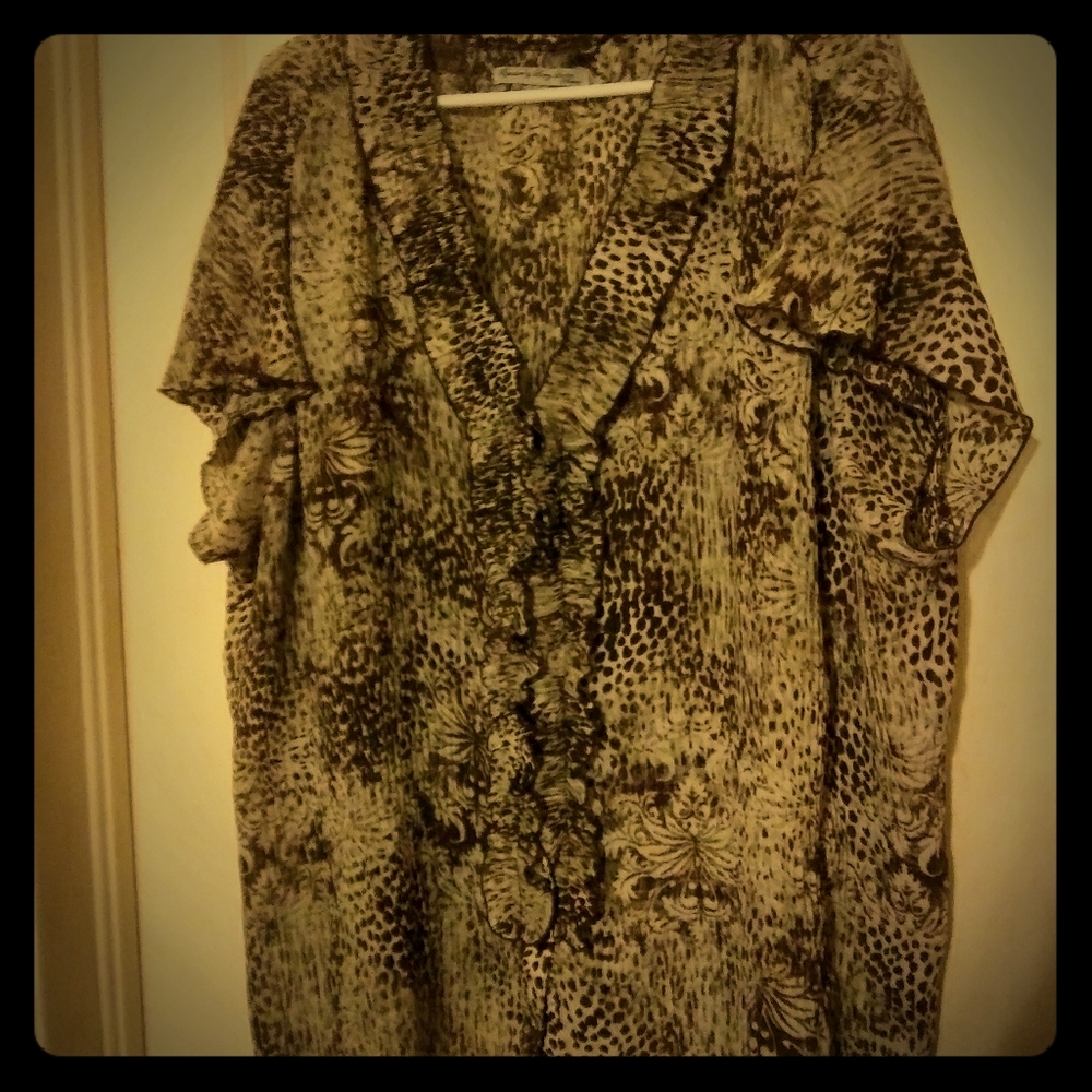 Size 3XL ruffled button up top. SIGNATURE BY LARRY